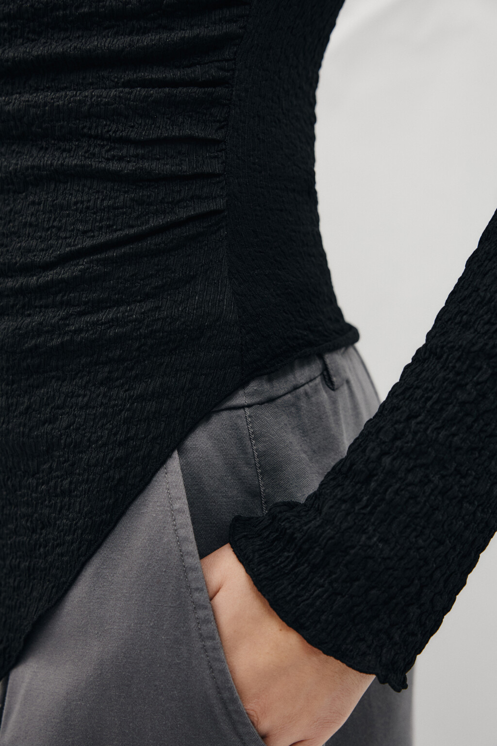 Лонгслив облегающий из жатой ткани - цвет черный - 5